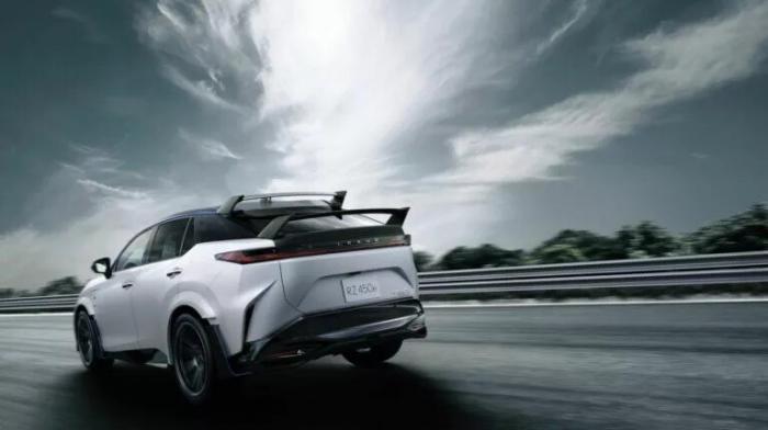 Νέο Lexus RZ450e F Sport: Με μαύρο καπό και διπλή αεροτομή